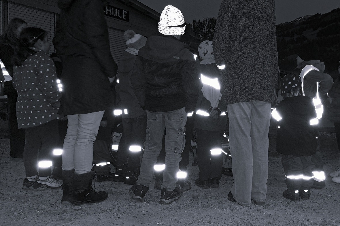 Reflektierende Materialien erhöhen die Sichtbarkeit und können auch in sonst unauffällige Kleidungsstücke, wie z.B. die Mütze, integriert werden.