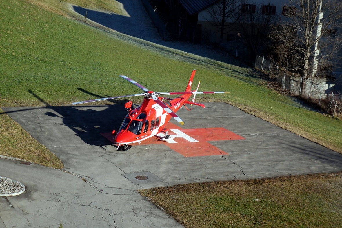 Rega-Helikopter auf dem Landeplatz des Spitals Zweisimmen.
