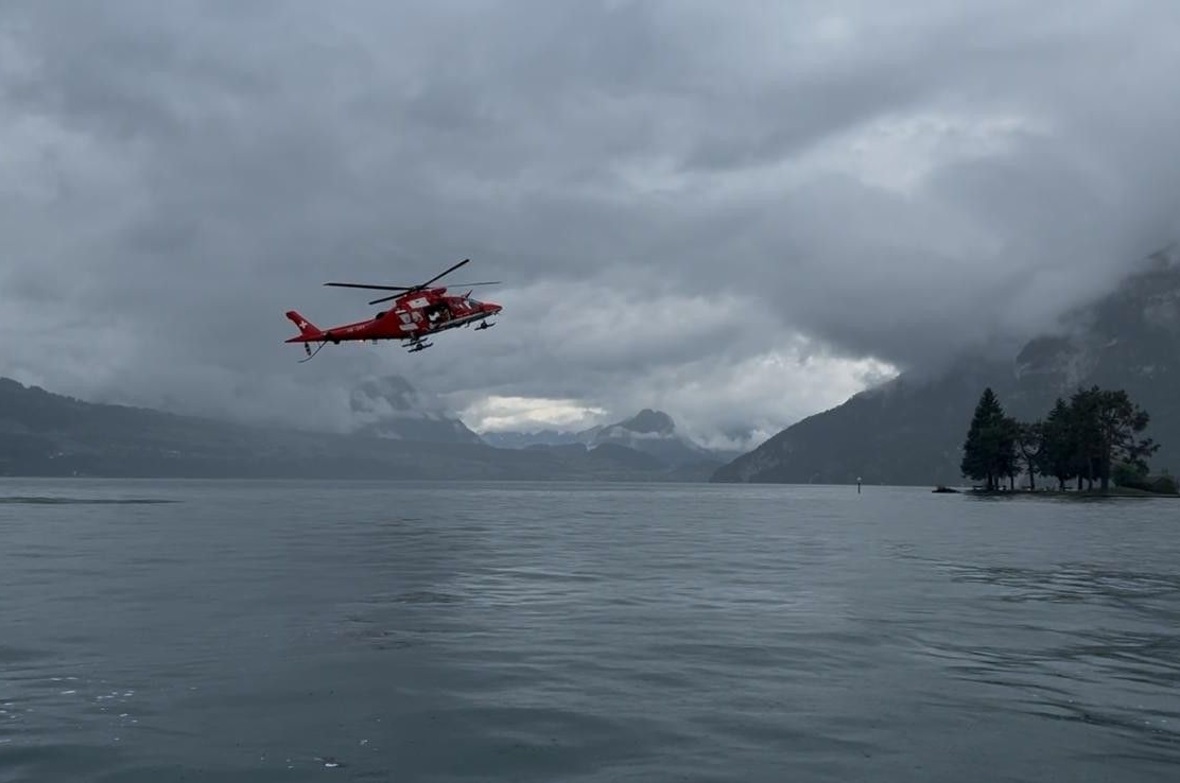 Rega-Helikopter_sucht_ueber_Wasser.