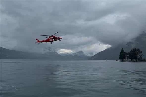 Rega-Helikopter_sucht_ueber_Wasser.