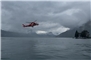 Rega-Helikopter_sucht_ueber_Wasser.