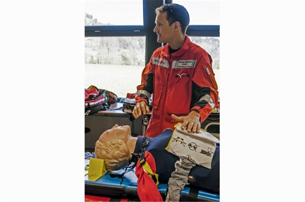 Rega-Notarzt Matthias Rüfenacht erklärt fachmännisch das automatische Gerät für ...