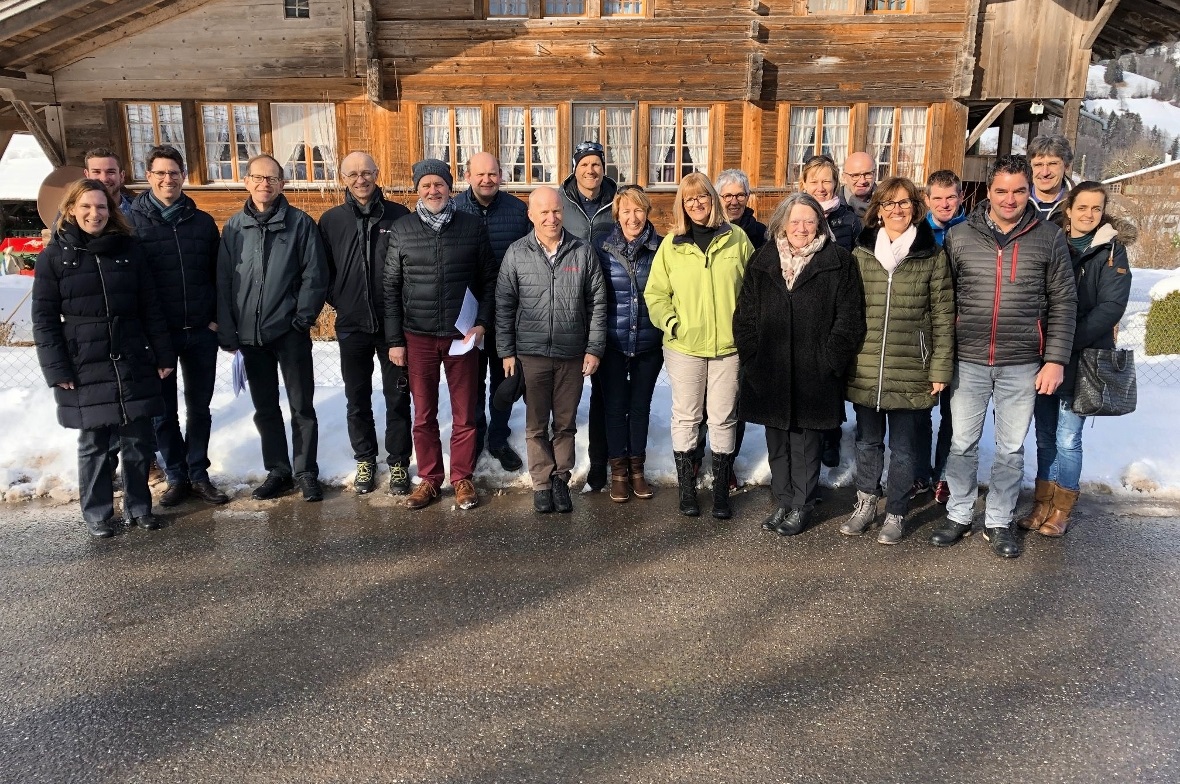 Regierungsrätin Evi Allemann und Regierungsstatthalterin Ariane Notaris sahen sich die betroffenen Bauprojekte zusammen mit zahlreichen Grossrätinnen und Grossräten vor Ort an.