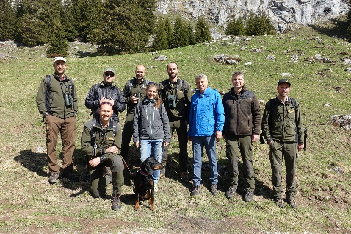 Regierungsrat Christoph Ammann (blaue Jacke) freute sich mit einem Teil des Wild...