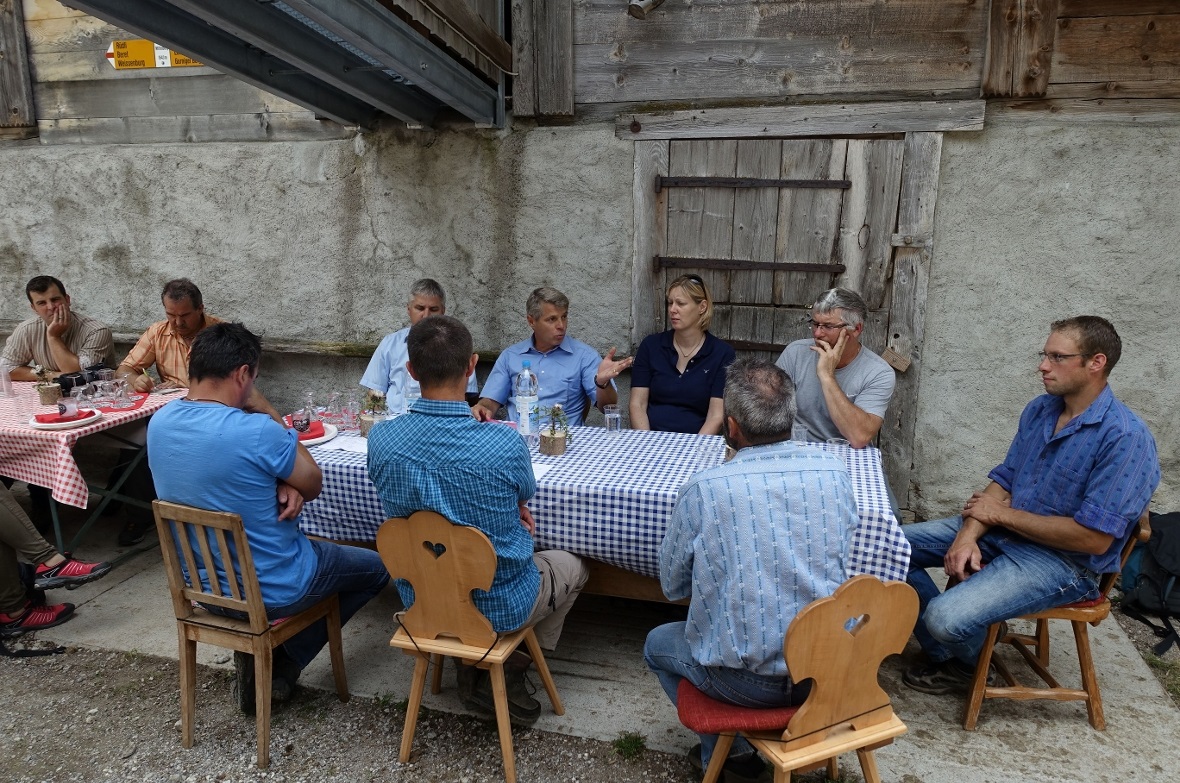 Regierungsrat Christoph Ammann im Gespräch mit Ariane Notaris, Martin Jutzeler, ...