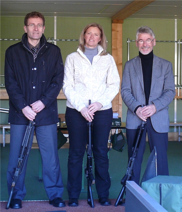 Regierungsrat Christoph Neuhaus, Gemeinderatspräsidentin Anne Speiser und Grossratspräsident Gerhard Fischer nach dem 300-Meter-Schiessen.