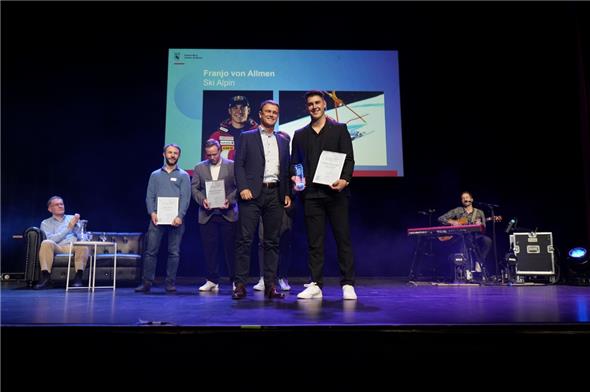 Regierungsrat und Sportdirektor Philippe Müller überreichte dem Skirennfahrer Franjo von Allmen aus Boltigen die eigens für diesen Anlass gestaltete Trophäe.