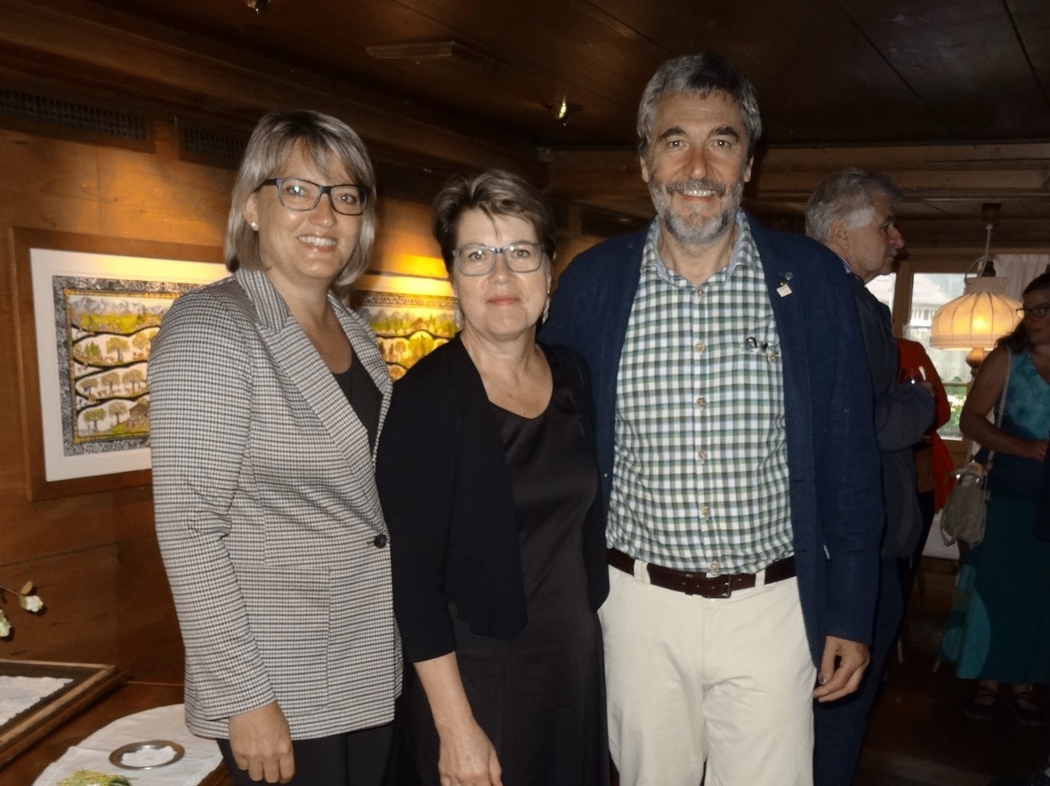 Regina Martin, Präsidentin Verein Scherenschnitt Schweiz, Marianne Dubuis sowie ...