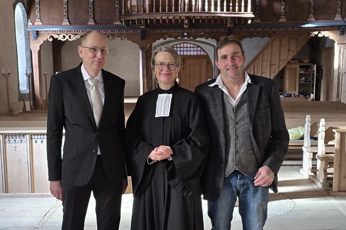 Regionalpfarrer Stephan Bösiger, Pfarrerin Carola Watts und Kirchgemeinderatspräsident Stephan Addor in der Kirche Lauenen.
