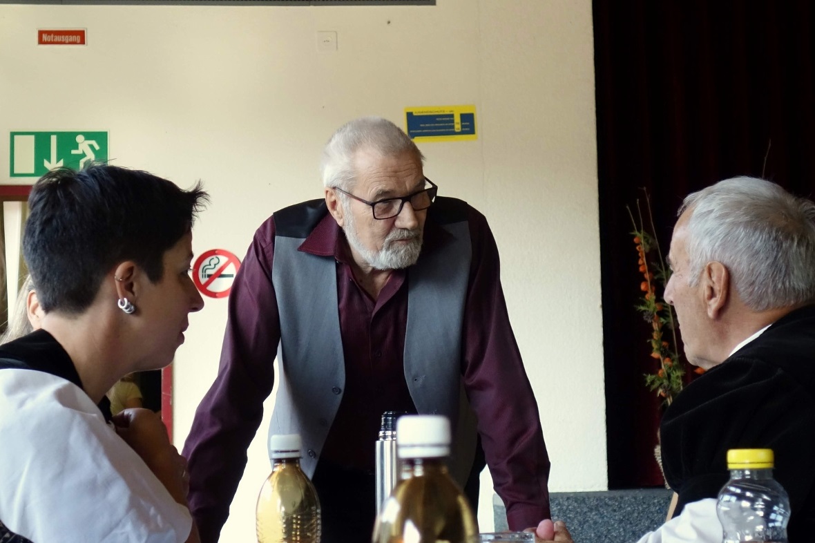 Regisseur Samuel Bühler (Mitte) im Gespräch mit dem Jodlerterzett Bärgseeli.