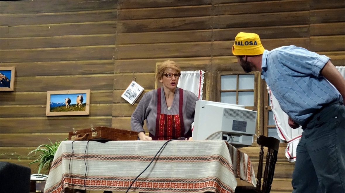 Regula Dänzer (Magd Babet) und Martin Kriegner (Knecht Jöggu).