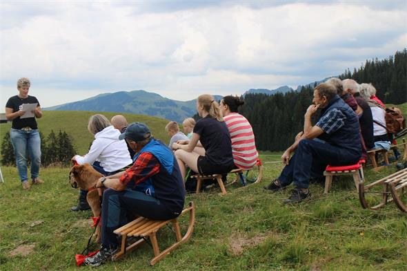 Regula Dänzer fesselte die Sagenwanderer mit «Das Goldene Glöcklein».