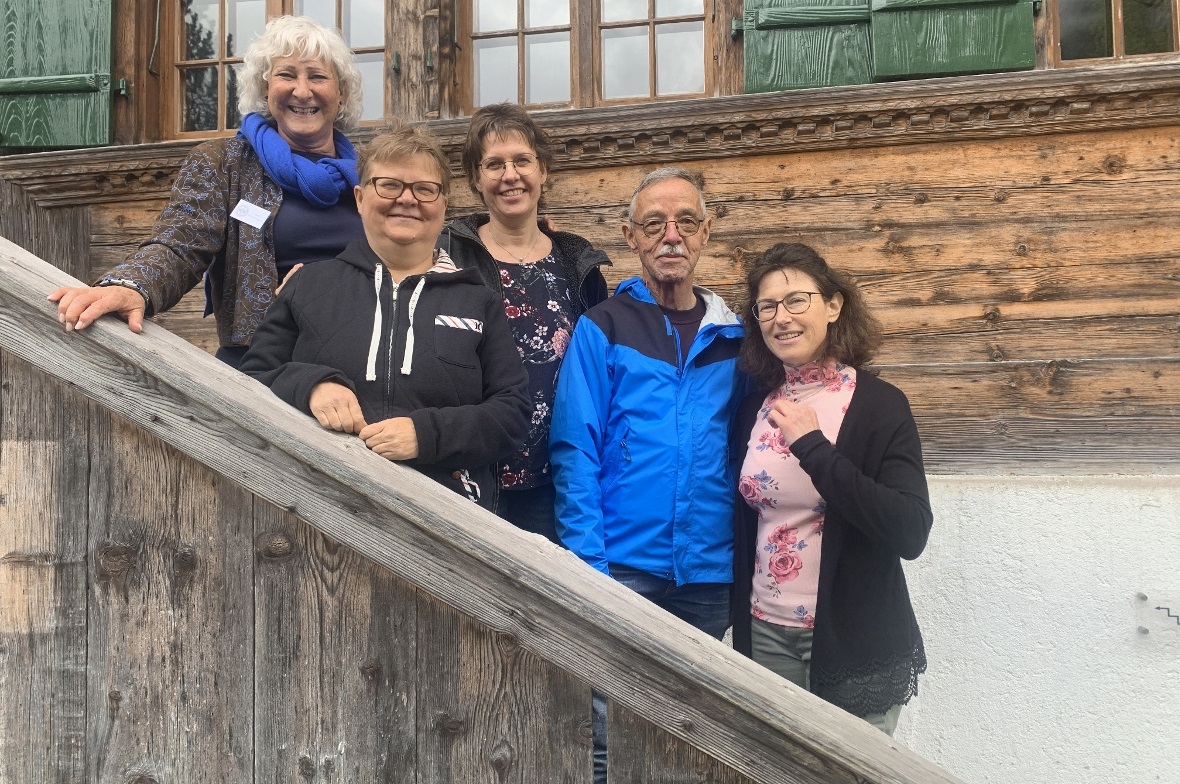 Regula Näf, Daniela Pieren, Josiane Pieren, Manfred Lempen und Pia Perren vor dem Heimatmuseum.
