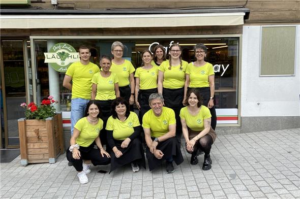 Regula und Martin Läuchli (vorne Mitte) mit ihrem Team.