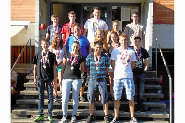 Reihe vorne: Sieger im Feld JS, FS Erlenbach-Latterbach I, mitte: JS Höfen, Rang 2 hinten: FS Erlenbach-Latterbach II Rang 3.