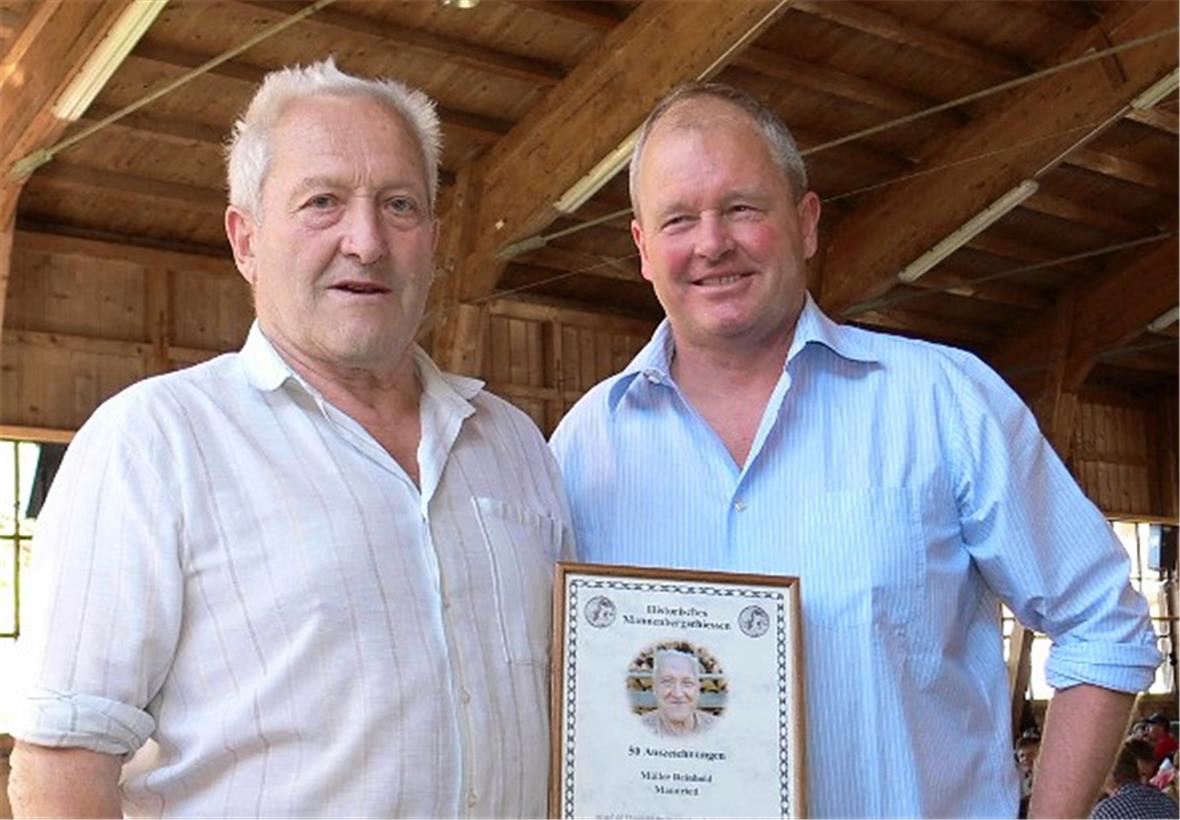 Reinhold Müller erzielte seine 50. Mannenberg-Auszeichnung. Von Präsident Matthias Kurt wird er zu einem Imbiss ins Schützenhaus Grubenwald eingeladen.