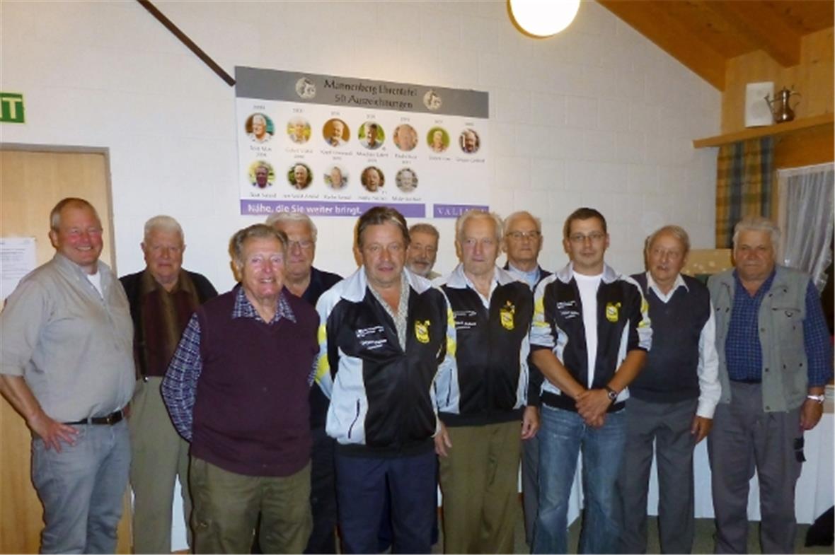 Reinhold Müller ist jetzt auch auf der Valiant-Ehrentafel. Präsident Matthias Kurt, Max Rösti, Samuel Rösti, alt Präsident Gottfried Matti, Hanspeter Müller, Hansruedi Kropf, Reinhold Müller, Arnold Zum Wald, Daniel Müller, Gottfried Ginggen, Hans Ziörjen.