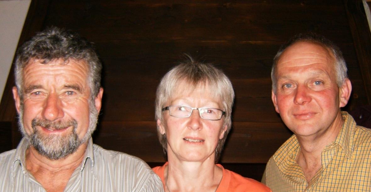 Reinhold Schopfer, seine Frau Käthi sowie Gemeinderatspräsident Christian von Känel.