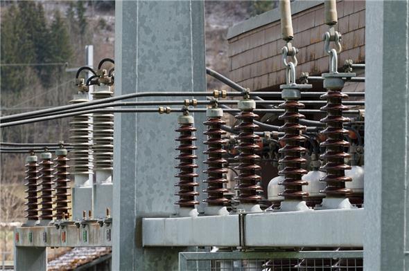 Reizthema Strompreise: Die Gemeinde Wimmis will bei der BKW erreichen, dass die Strompreise im Kanton Bern nicht mehr höher sind als die durschnittlichen Strompreise in der Schweiz. Mit dem Verzicht auf die Stromabgabe räumt die Gemeinde nun auch «im eigenen Haus» auf, was die Stromkosten angeht.