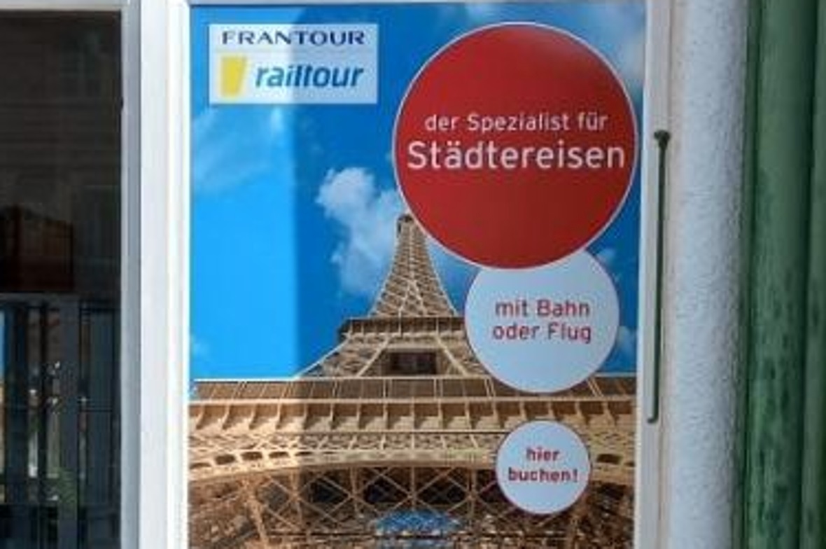 Reklame für Städtereisen am Bahnhof Lenk.