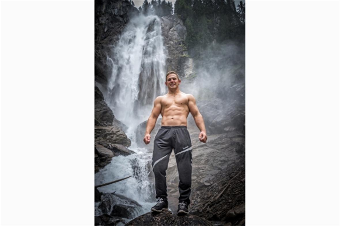 Remo Käser tankt «Alpenkraft» beim Iffigenfall.