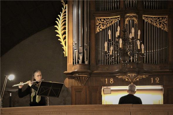 Renata Wälti (Querflöte) und Markus Aellig (Orgel) spielten beim Neujahrskonzert in der Erlenbacher Kirche festliche Musik aus Barock und Klassik.