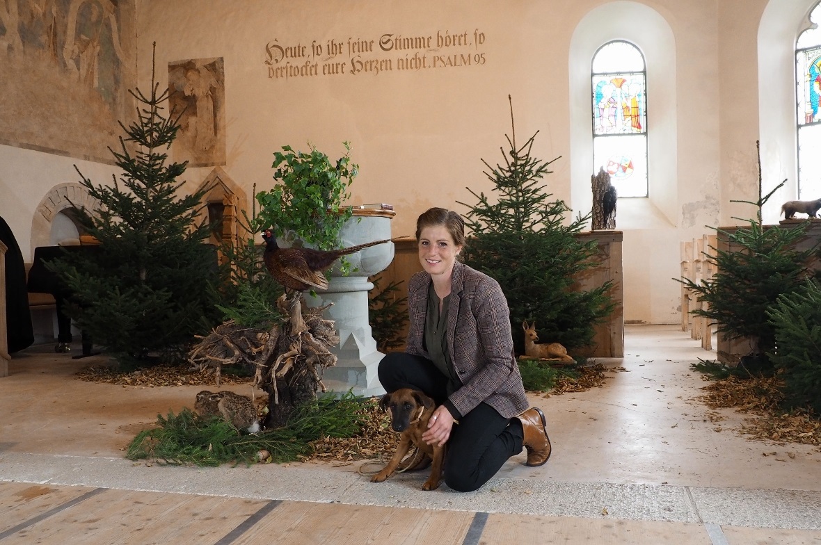 Renate König, Schweizer Jägerin des Jahres 2018-20 mit ihrem halbjährigen Westfa...