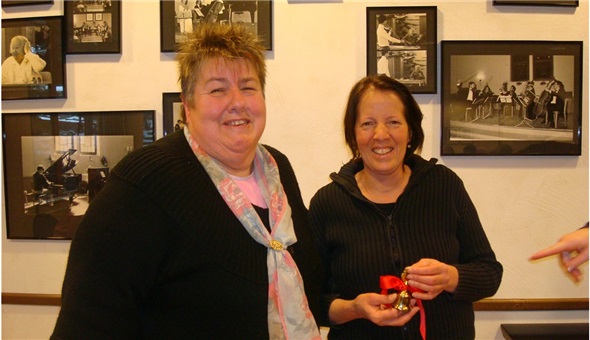 Renate Zurbrügg übergibt ihre Sitzungsglocke nach 24 Jahren an Marlise Tritten.