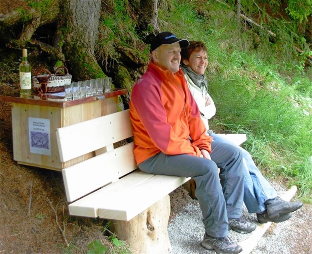René Burkhard, Vertreter des Tourismus Diemtigtal und Christine Regez, Präsidentin der Bibliothek Schwenden weihen die Lesebank ein.