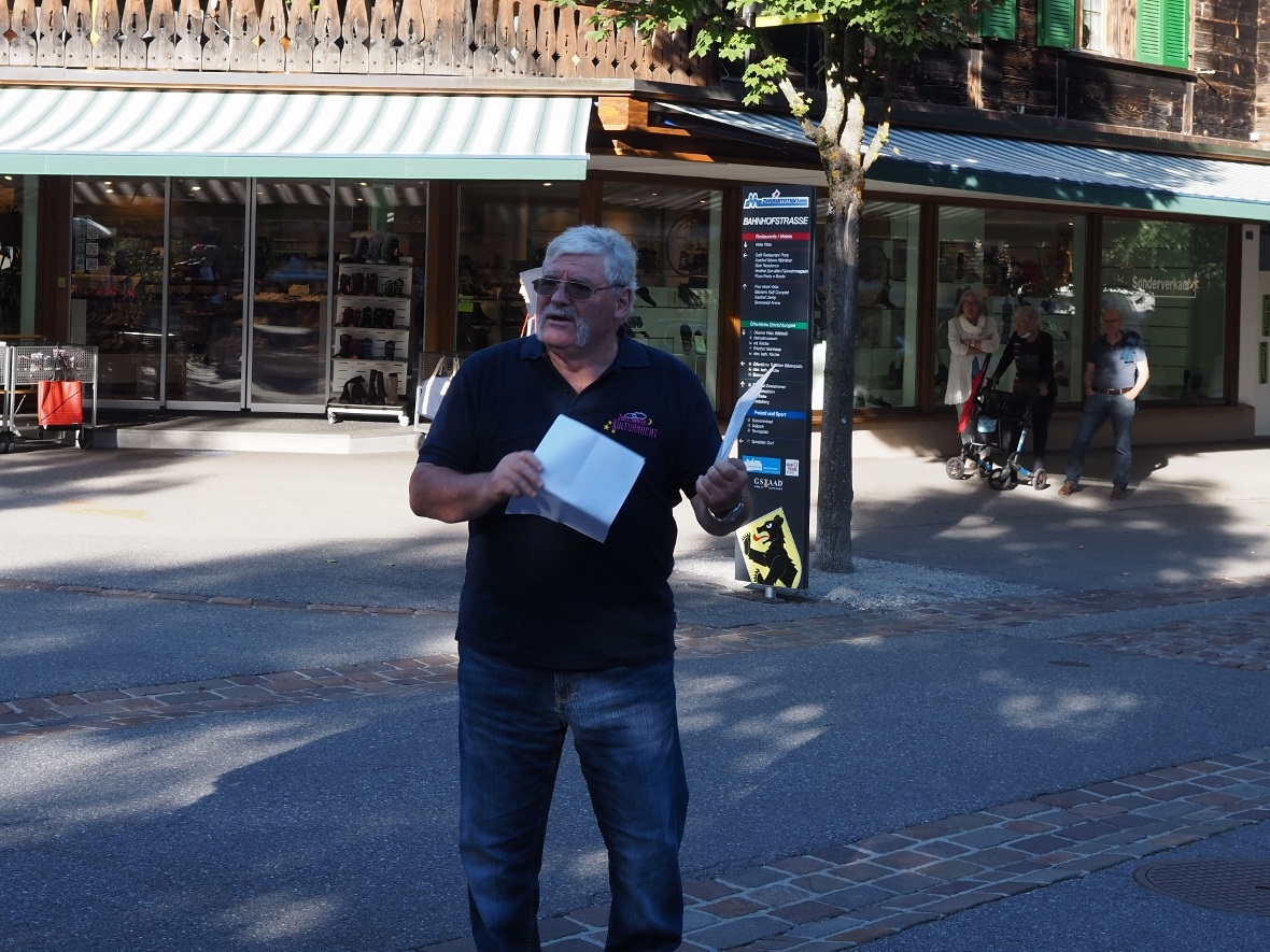 René Jaggi begrüsst die Anwesenden an der Vernissage zur Skulpturenausstellung 2...