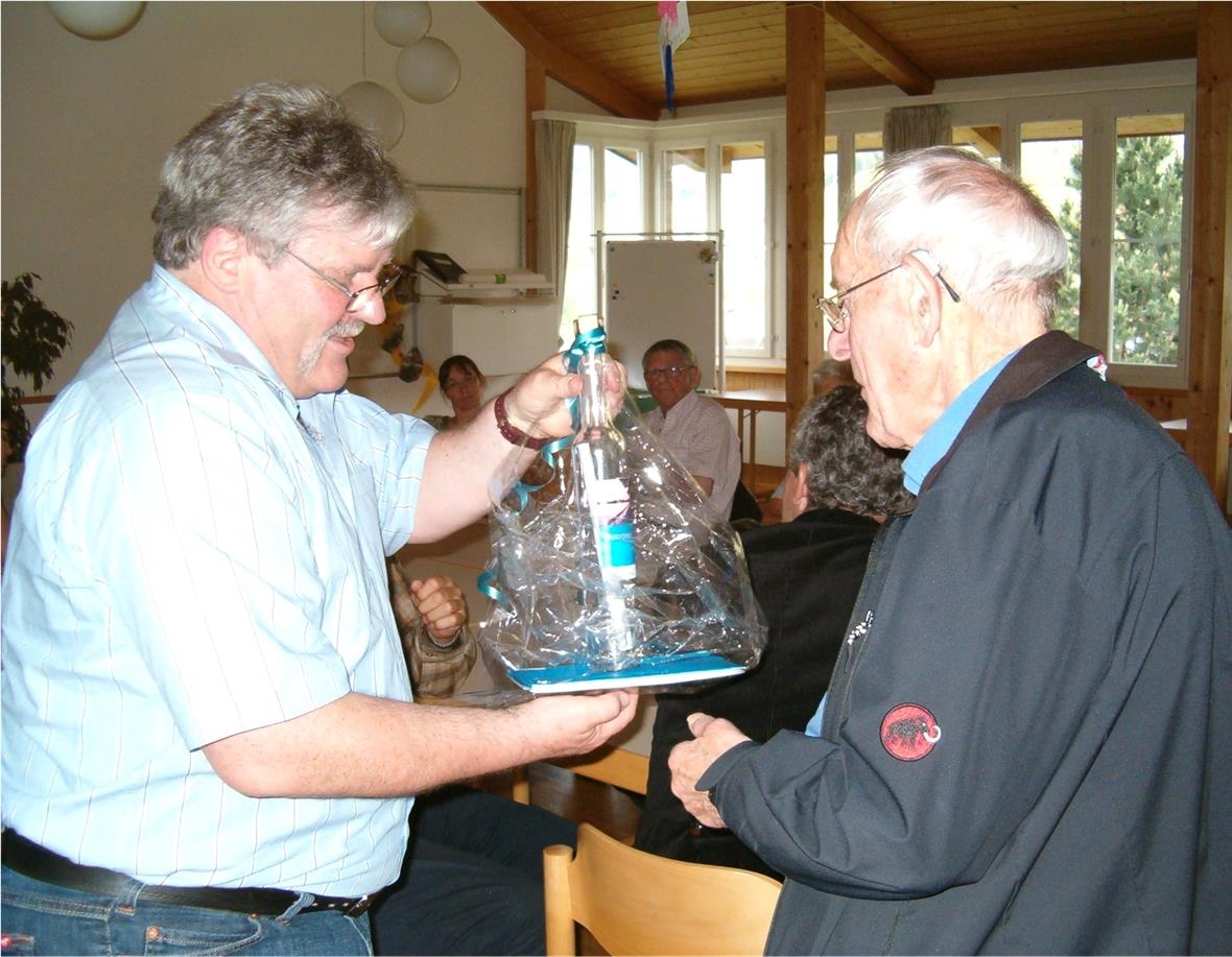 René Jaggi verabschiedet den zurücktretenden Kurator Arnold Matti.