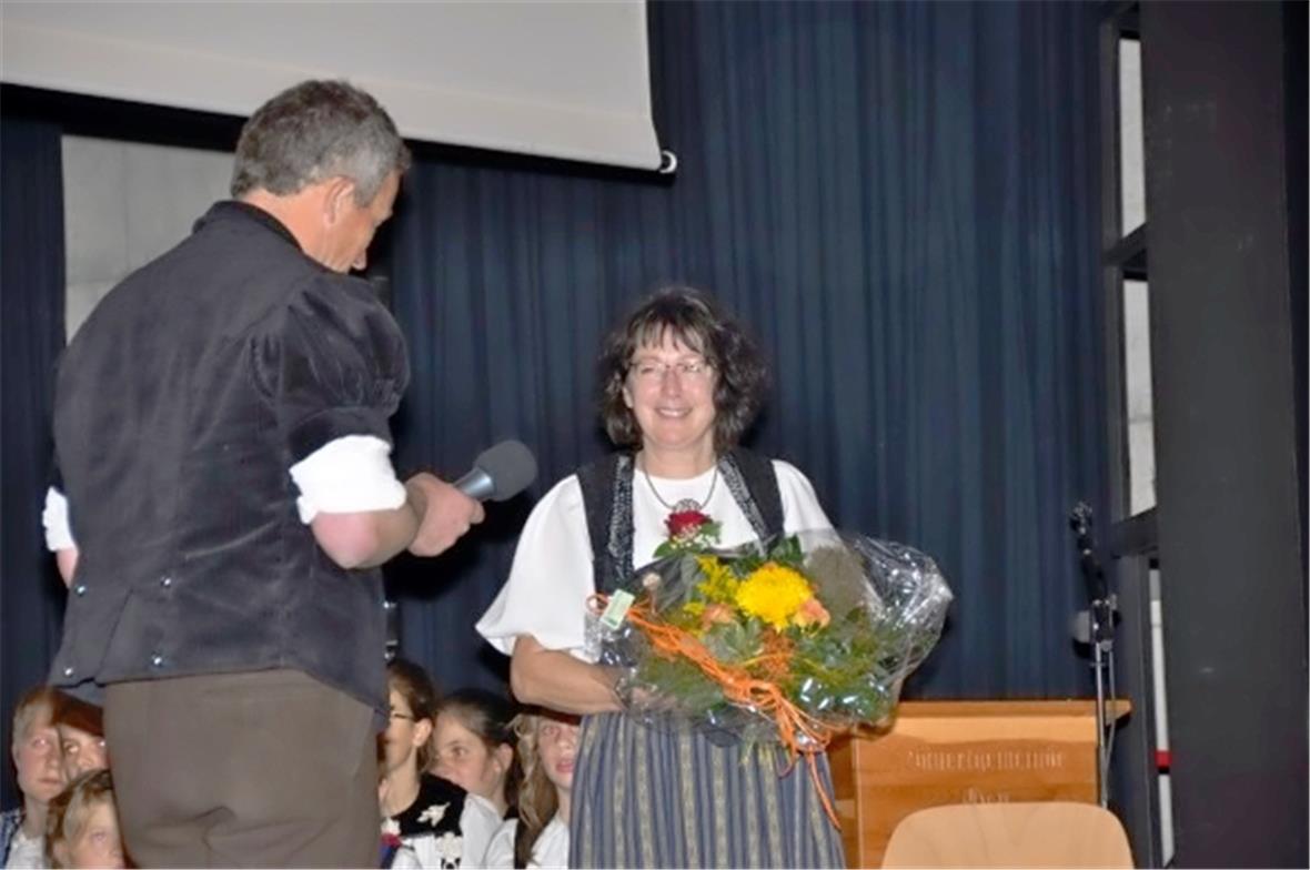 Res Brügger beschenkt die treibende Kraft Vreni Gafner