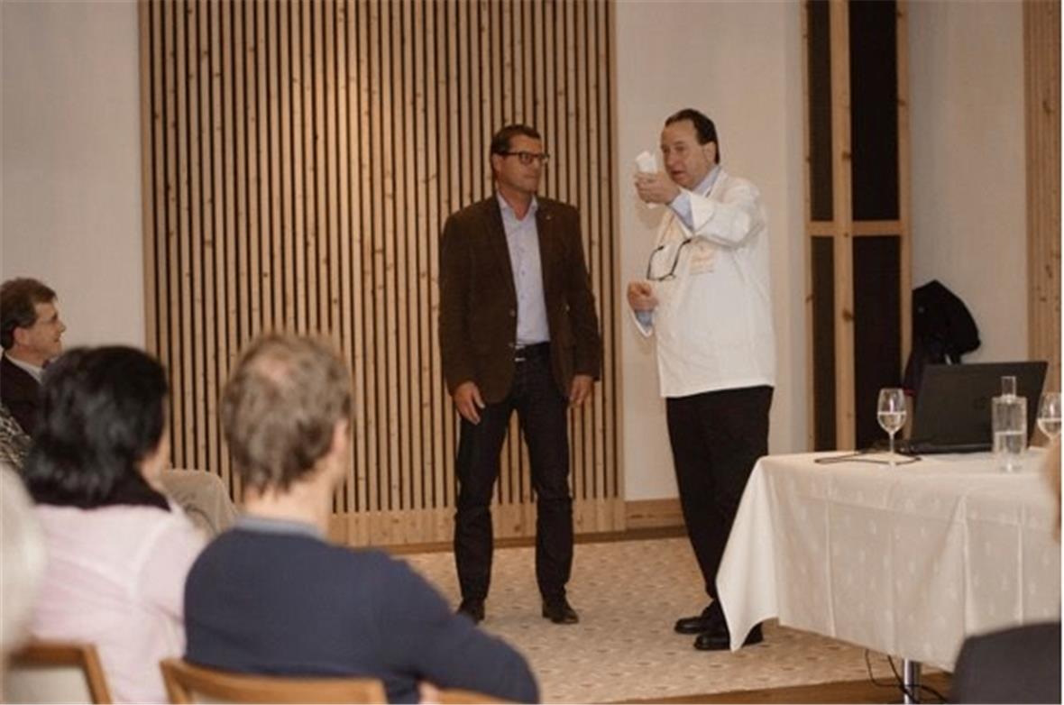 Res Mösle (VR-Präsident T&R Oberland AG) im Austausch mit Peter Wyss, Küchenchef...