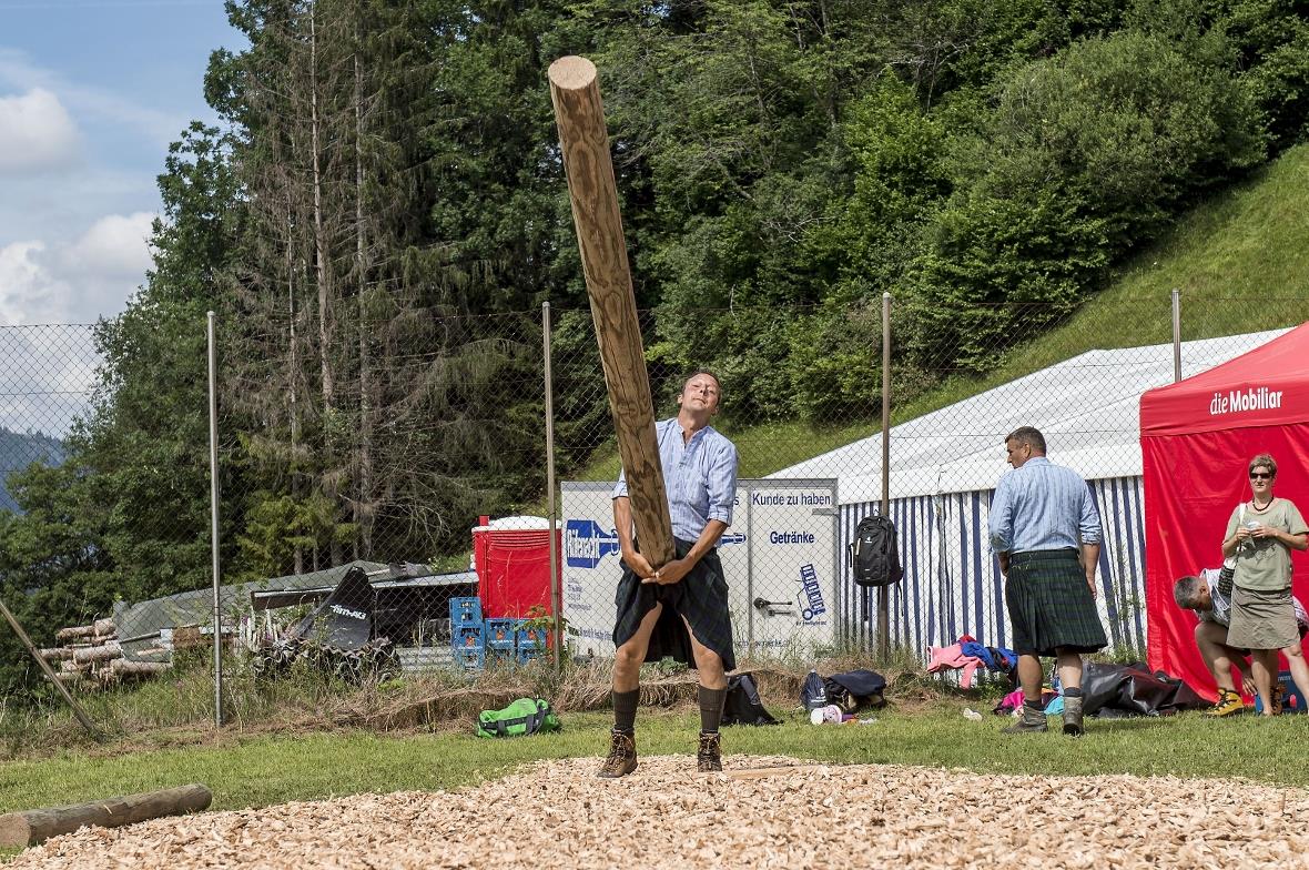 Res Neukomm (Rothbad) beim Baumstamm werfen