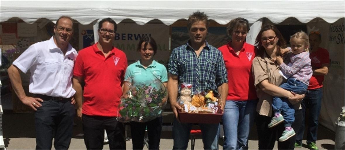 Der 9. Oberwil Märit war ein voller Erfolg Reto Blatti (Oberwil Simmental Tourismus), Florian Schär (SC Oberwil), Andrea Bühler (SC Oberwil) und Marlen Schär (Oberwil Simmental Tourismus) dankten Nathalie von Siebenthal und Willy Graber (Mitte) herzlich für ihr Kommen.