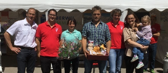 Reto Blatti (Oberwil Simmental Tourismus), Florian Schär (SC Oberwil), Andrea Bühler (SC Oberwil) und Marlen Schär (Oberwil Simmental Tourismus) dankten Nathalie von Siebenthal und Willy Graber (Mitte) herzlich für ihr Kommen.