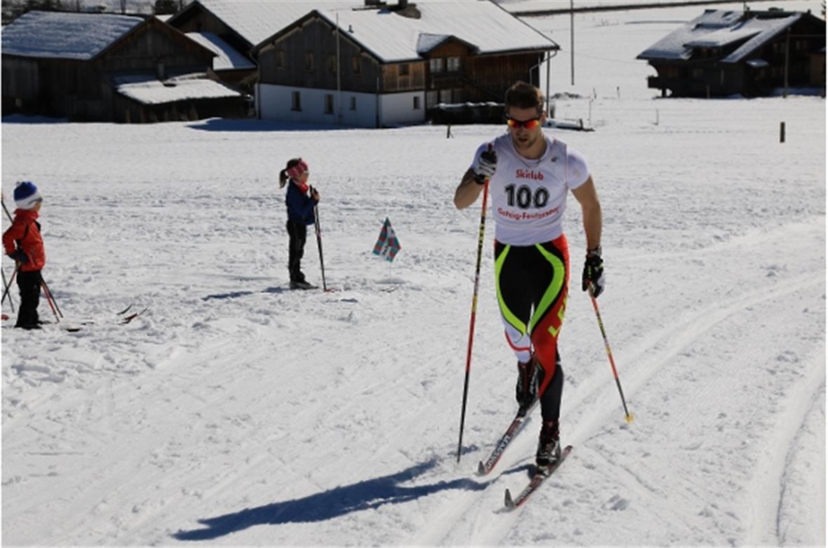 Reto Hammer bei warmem T-Shirt-Wetter auf dem Weg zum Tagessieg.