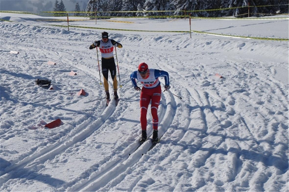 Reto Hammer hat schon jemanden überholt und ist nun direkt hinter dem Lichtenste...