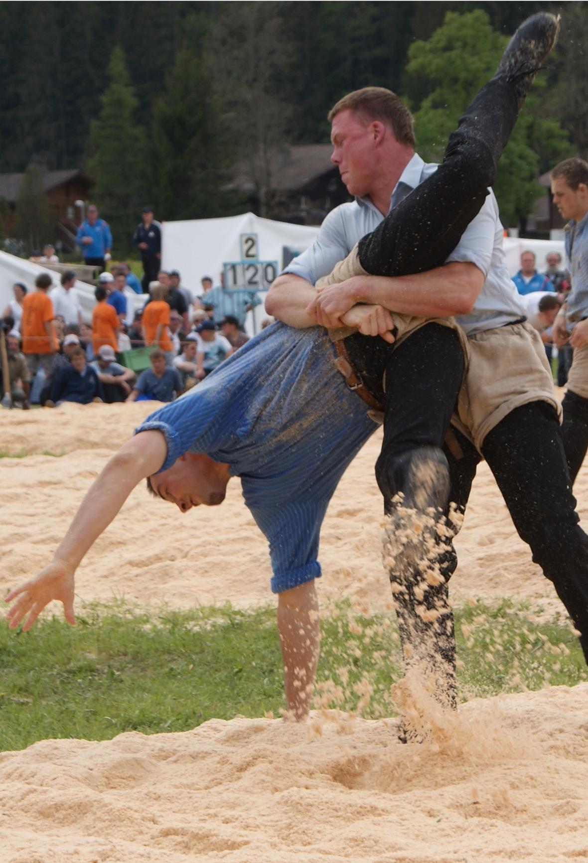 Reto Maurer bei seiner einzigen Niederlage am Oberländischen Schwingfest in Lenk gegen den späteren Festsieger Matthias Sempach.