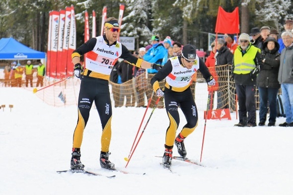 Reto schickt seinen Bruder Simon auf die Strecke.