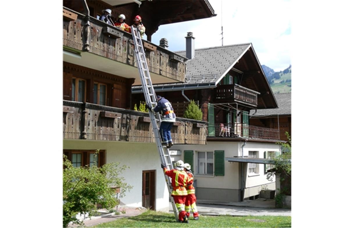 Rettung aus dem dritten Boden. Der Gerettete kann die Leiter selbständig hinunte...