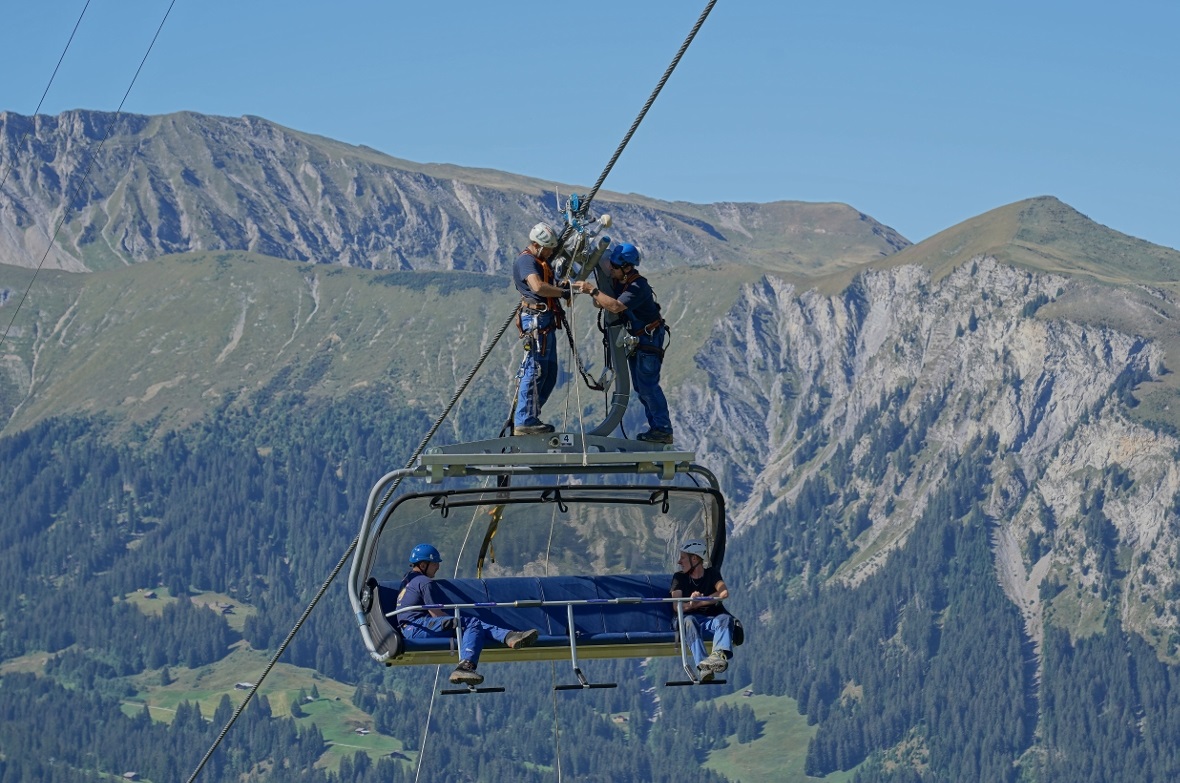 Rettung in luftiger Höhe: Um festsitzenden Gästen in einem Sessel zu helfen, müssen sich die Retter erst einmal auf das Dach begeben. Und dabei sich und ihr Material sichern.