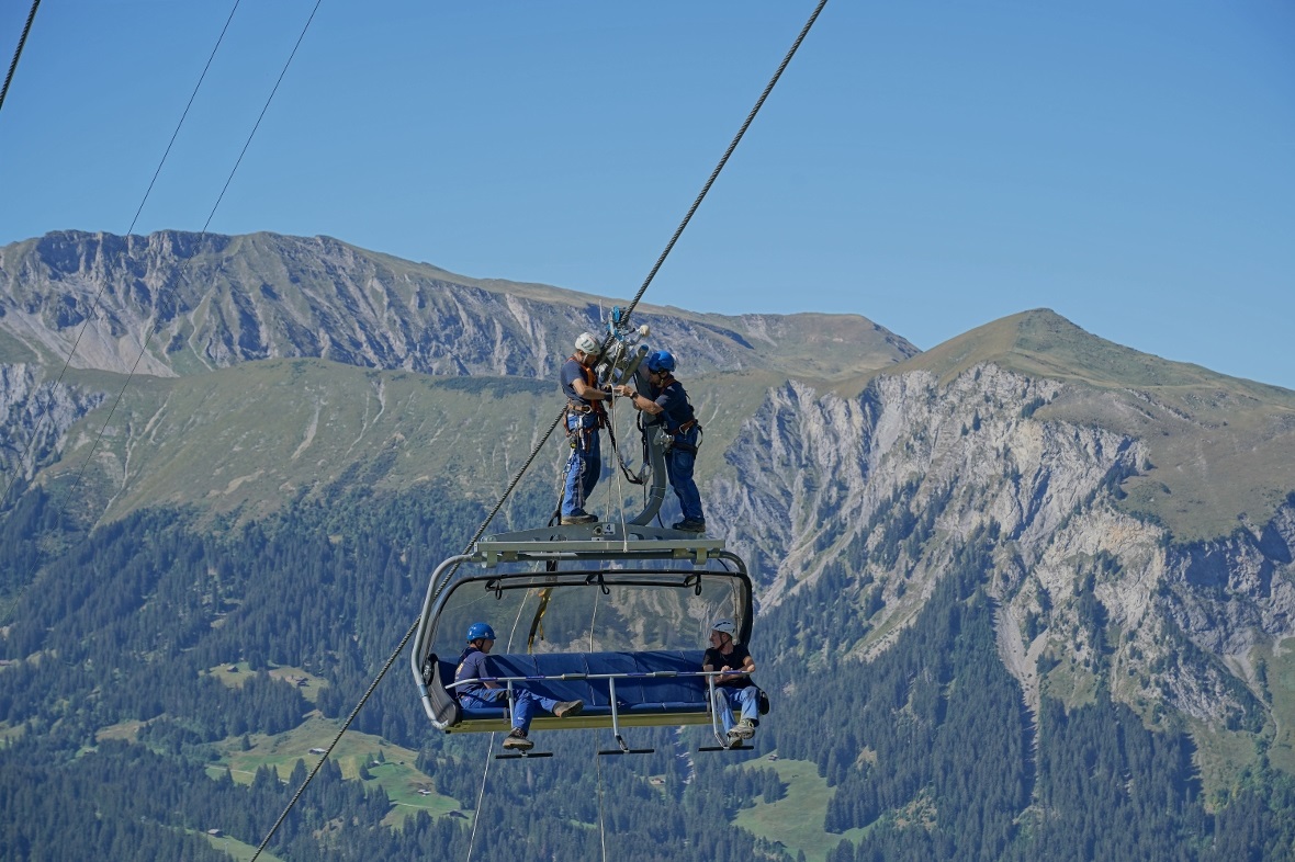 Rettung in luftiger Höhe: Um festsitzenden Gästen in einem Sessel zu helfen, müs...