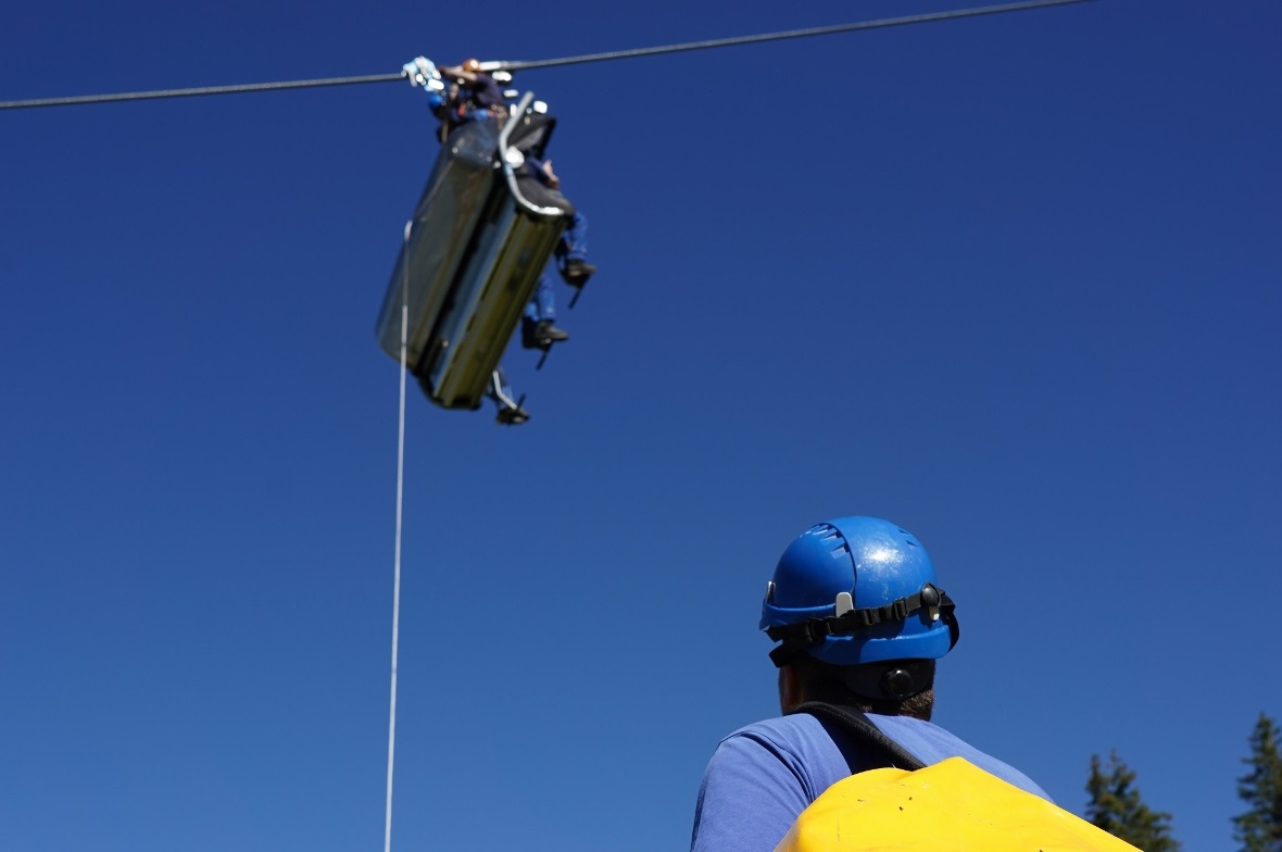 Rettung ist Team-Sache: Jeder Retter oben am Sessel hat einen Assistenten am Bod...