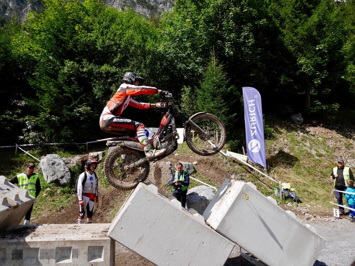 Richter in gelben Westen notieren jede Bodenberührung.