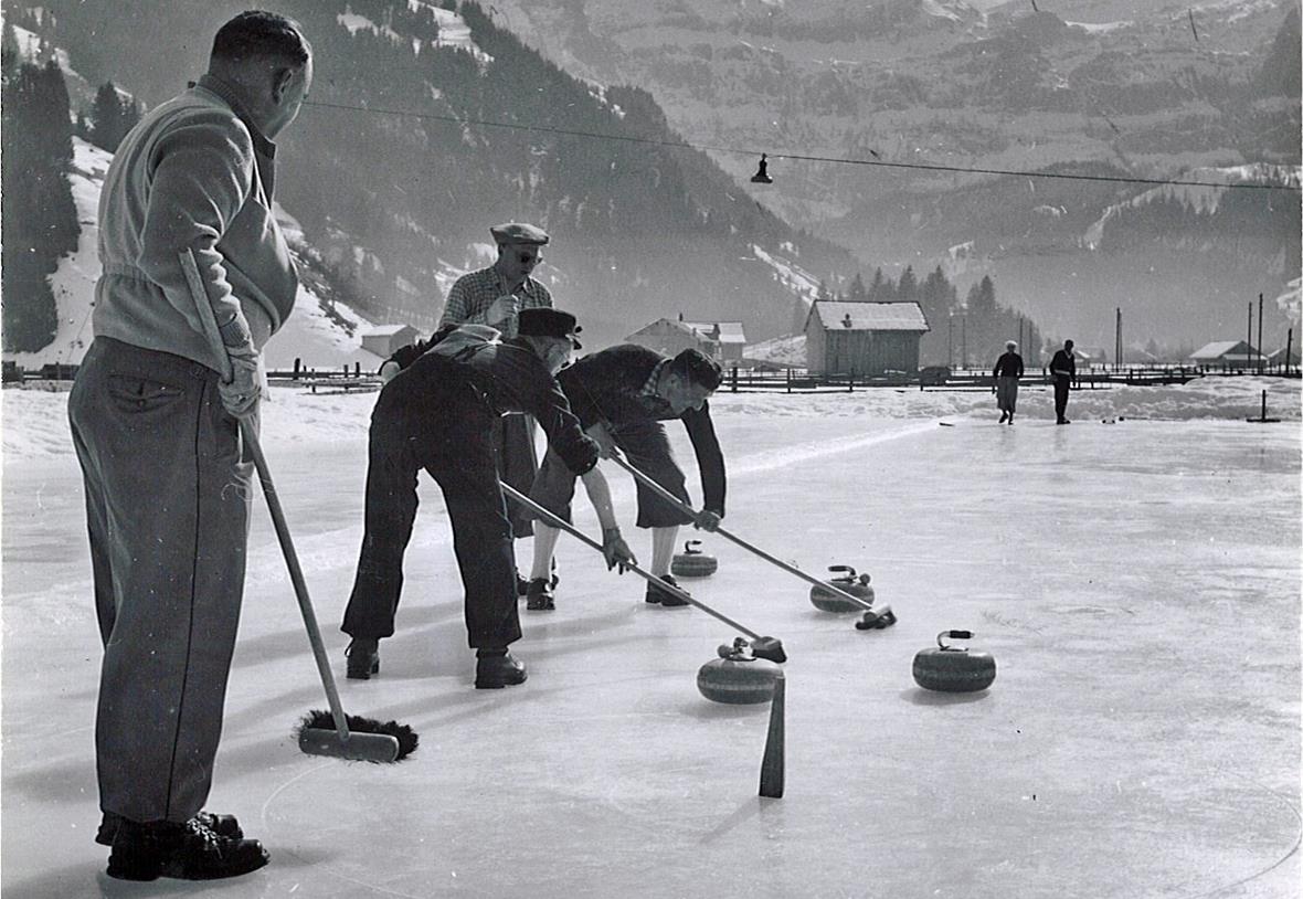 Grosses Jubiläumsturnier der Curler Richtig zu wischen stand stets im Mittelpunkt.