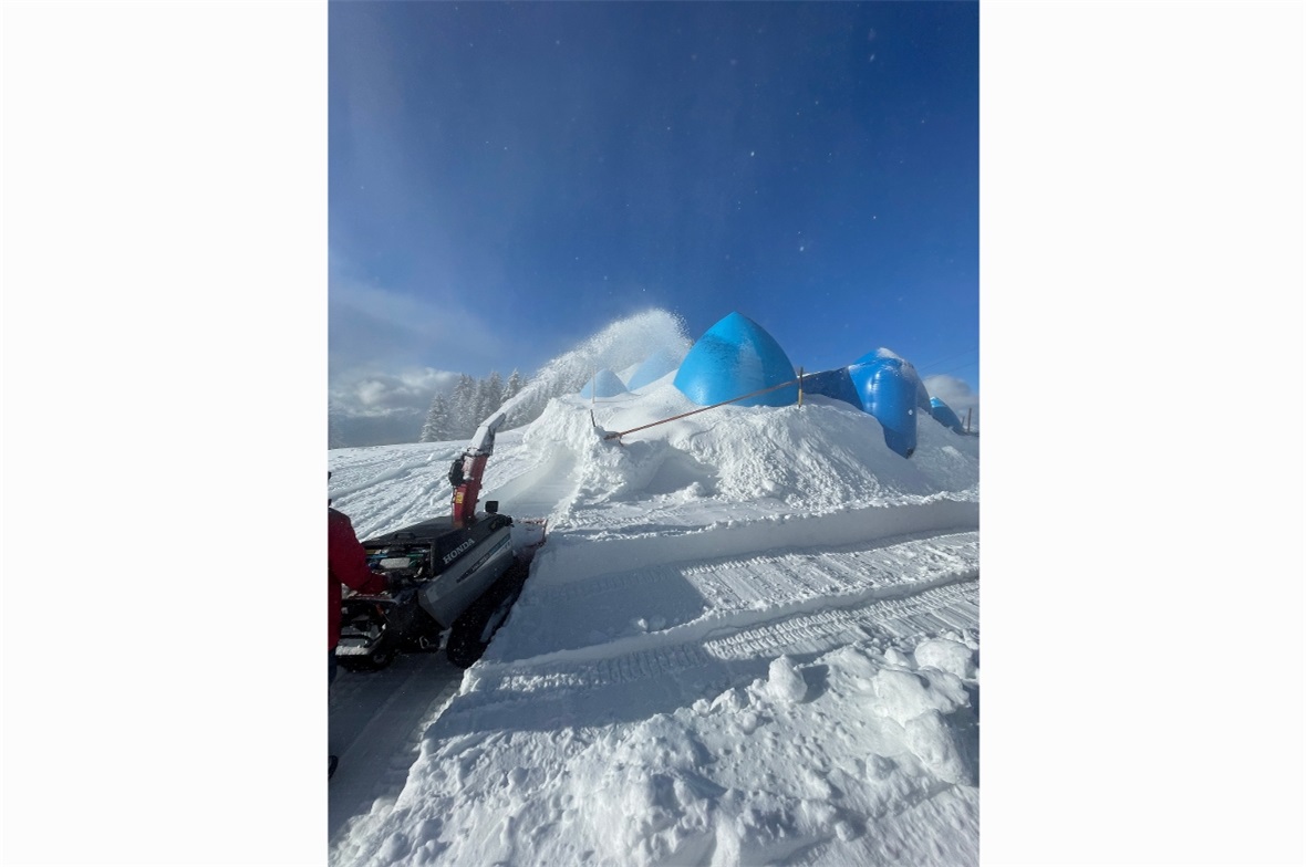Riesige Ballone geben die Form des künftigen Iglus vor. Diese werden mit Schnee ...