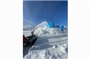Riesige Ballone geben die Form des künftigen Iglus vor. Diese werden mit Schnee ...