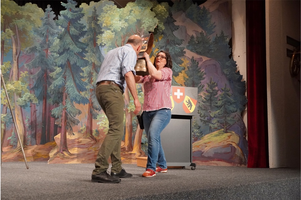 Rita versucht, Hansruedi mit einem Schlag gegen den Kopf zu kurieren.