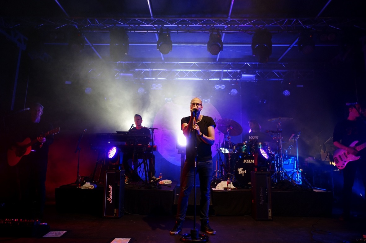 Ritschi begeisterte mit seiner Band das Publikum bei den Simmenfällen.